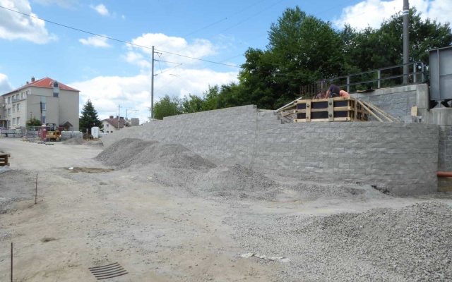 Ściana oporowa kładki nad linią kolejową Tábor – Bechyně