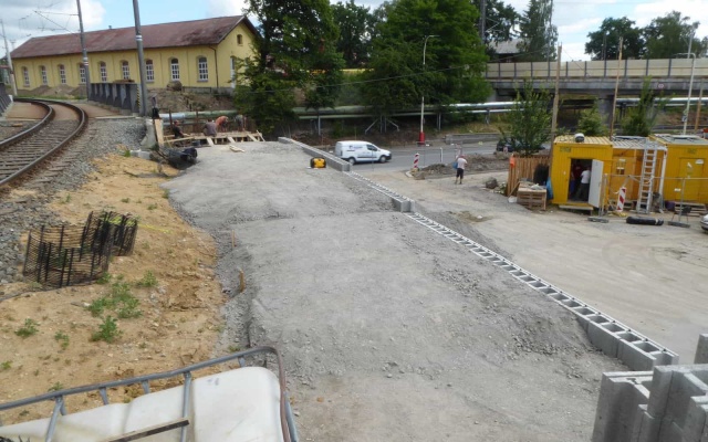 Ściana oporowa kładki nad linią kolejową Tábor – Bechyně