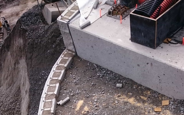 Ściana oporowa kładki nad linią kolejową Tábor – Bechyně