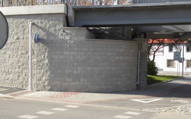 Ściana oporowa kładki nad linią kolejową Tábor – Bechyně