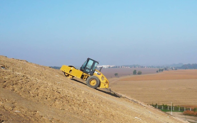 Drenażowy system i wzmocnienie warstwy rekultywacyjnej na składowisku w Pradze-Ďáblicach