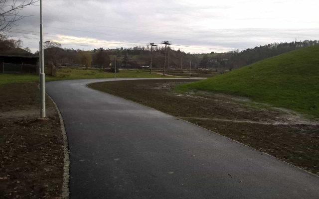 Mechaniczna stabilizacja podłoża toru inline i ścieżki parkowej w Zábřehu