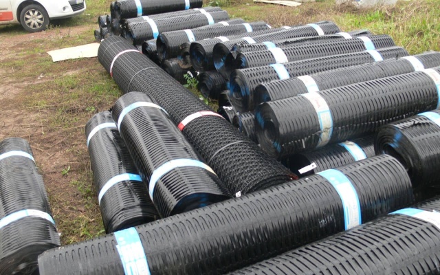 Ściana oporowa z okładziną z kamienia naturalnego w Ivančicach