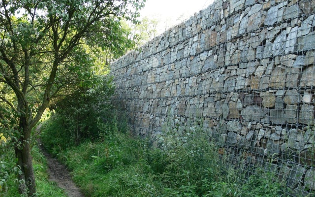 Ściana oporowa z okładziną z kamienia naturalnego w Ivančicach