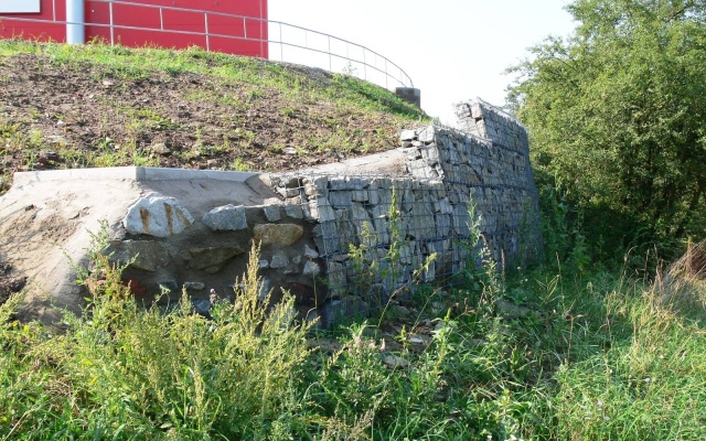 Ściana oporowa z okładziną z kamienia naturalnego w Ivančicach