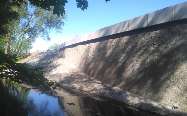 Děčín – Vilsnice, mur oporowy z gruntu zbrojonego wzdłuż potoku Jílovský