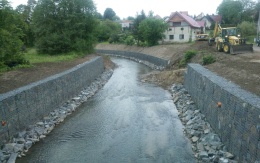 Odbudowa koryta potoku po powodniach za pomocą murów gabionowych w Závišicach