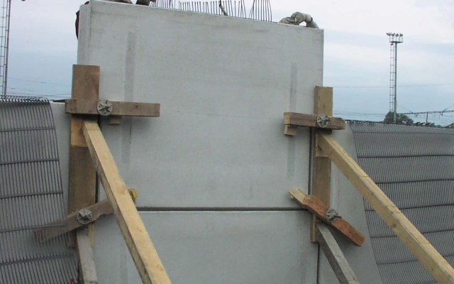 Mur oporowy z wielkoformatowych paneli na autostradzie D47 w Ostrawie (rampa 8 węzła Rudná)