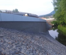 Děčín – Vilsnice, mur oporowy z gruntu zbrojonego wzdłuż potoku Jílovský