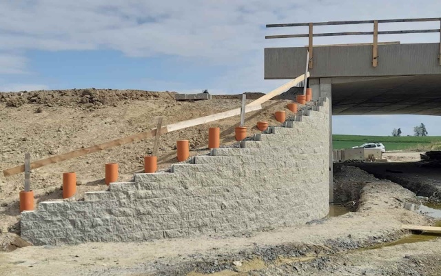 Wzmocnione skrzydła mostu na autostradzie D35, Časy – Ostrov