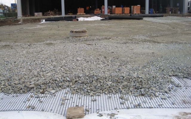 Wzmocnienie warstw podbudowy pod parkingiem w Koszycach