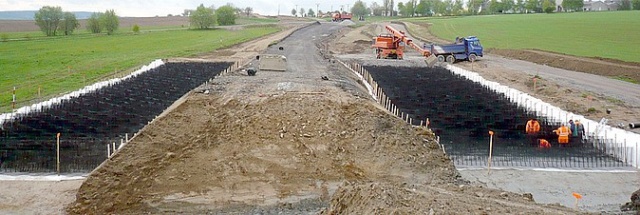 Zasadzenie nasypu drogowego na nawodnionym miękkim podłożu z osadami stawowymi