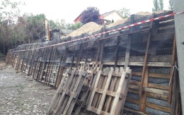 Slaný, strome zbocze na granicy działki