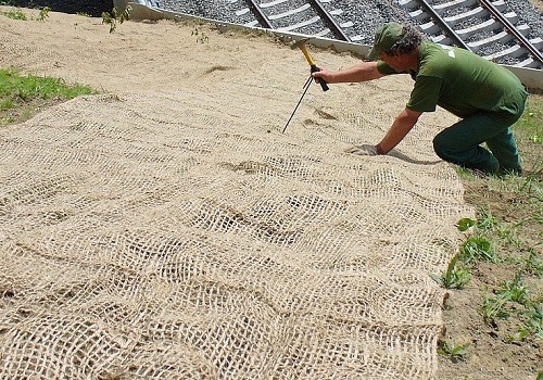 Kokosowe i jutowe siatki, maty, walce, tekstylia w ochronie przeciwerozyjnej i umacnianiu skarp