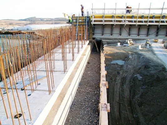 Zastosowanie technologii gruntu zbrojonego do posadowienia przyczółków mostowych