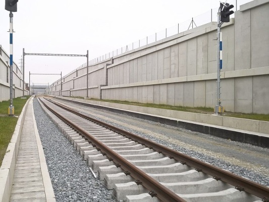 Budowa pilotażowego projektu konstrukcji oporowej z gruntu zbrojonego na modernizowanej linii Rokycany – Plzeň