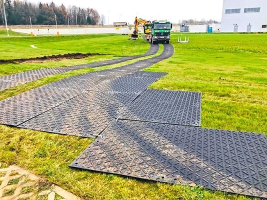 Jak płyty drogowe zapewniają przejezdność tymczasowych dojazdów na plac budowy lub chronią nawierzchnie