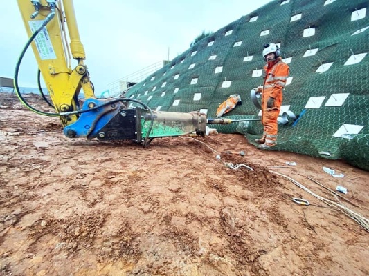 Przykłady zastosowania kotew gruntowych do zapewnienia stabilności stromych skarp