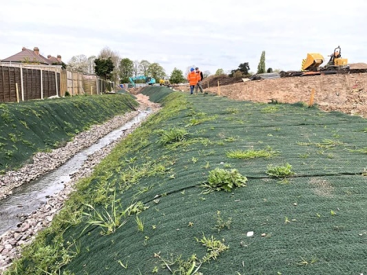 Przykłady zastosowania kotew gruntowych do zapewnienia stabilności stromych skarp