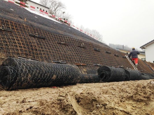 Przykłady zastosowania kotew gruntowych do zapewnienia stabilności stromych skarp
