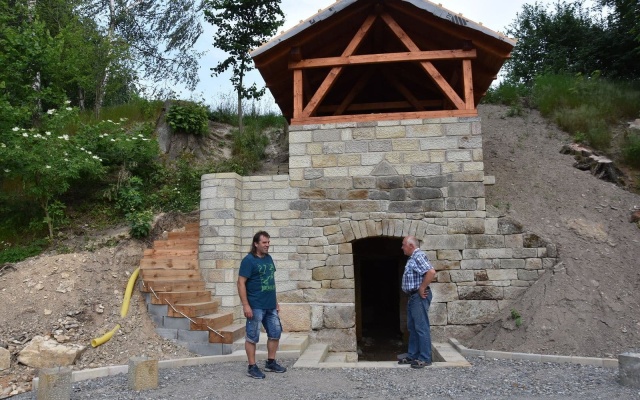 Ochrona przeciwerozyjna zbocza wokół zabytkowej piwnicy w Poříčí koło Litomyšla