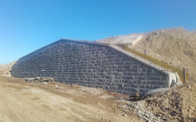 Wzmocniony mur oporowy przy przyczółku mostu na autostradzie D1 na odcinku Budimír – Bidovce