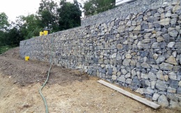 Řícmanice, mury oporowe do wyrównania terenu na stoku