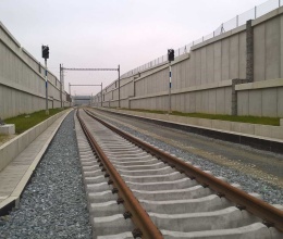 Budowa wzmocnionych murów oporowych w ramach modernizacji linii kolejowej Rokycany–Pilzno