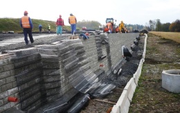 Mur oporowy z systemu Tensartech TW1 na drodze I/48 Rychaltice – Frýdek-Místek