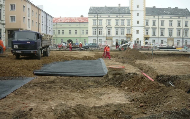 Wzmocnienie warstwy podbudowy parkingu na placu Přemysla Otakara w Litovli