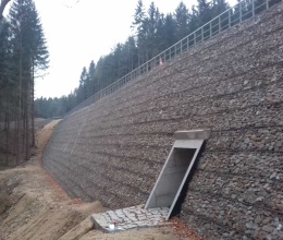 Strome skarpy z gruntu zbrojonego realizowane w ramach przebudowy drogi II/150