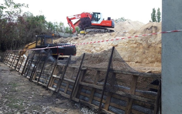 Slaný, strome zbocze na granicy działki