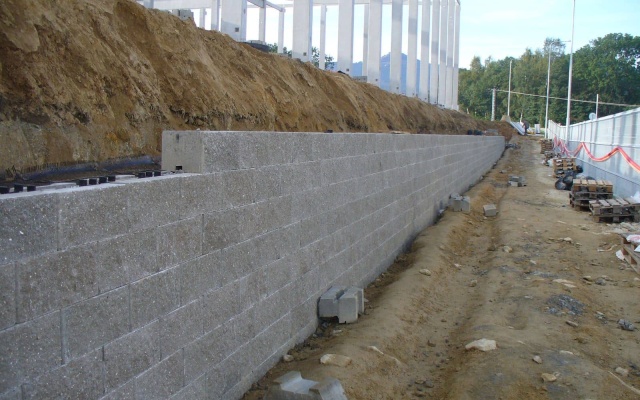 Liberec, mur oporowy na terenie parku VGP