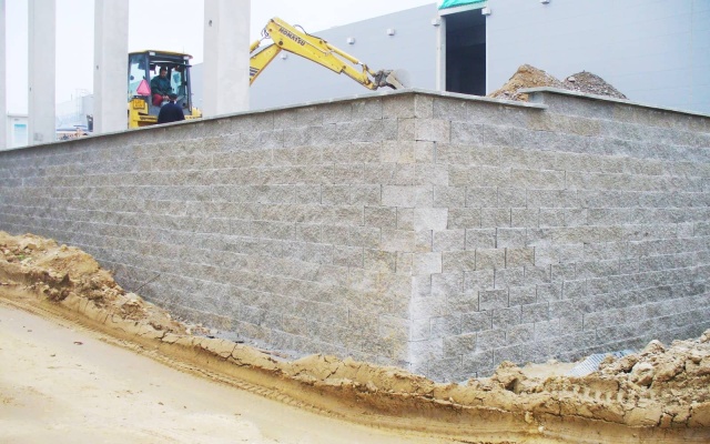 Liberec, mur oporowy na terenie parku VGP