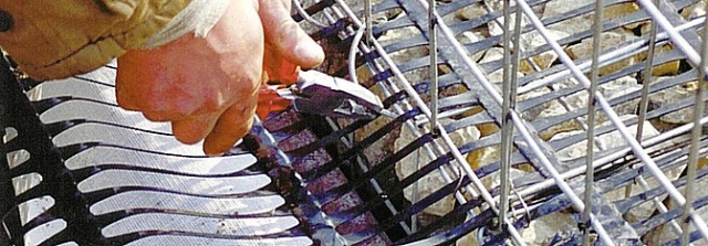 Mechanizmy łączenia elementów okładzinowych i geosyntetyków oraz ich niezawodność w konstrukcjach oporowych