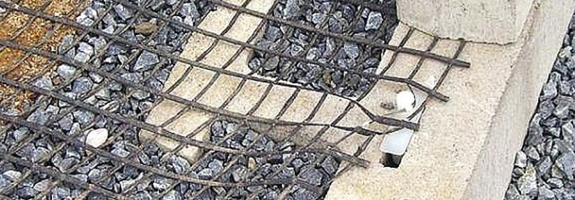 Mechanizmy łączenia elementów okładzinowych i geosyntetyków oraz ich niezawodność w konstrukcjach oporowych