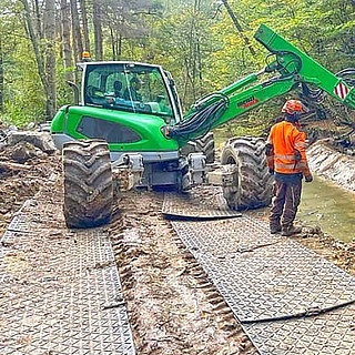 Jak płyty drogowe zapewniają przejezdność tymczasowych dojazdów na plac budowy lub chronią nawierzchnie
