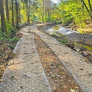 Jak płyty drogowe zapewniają przejezdność tymczasowych dojazdów na plac budowy lub chronią nawierzchnie
