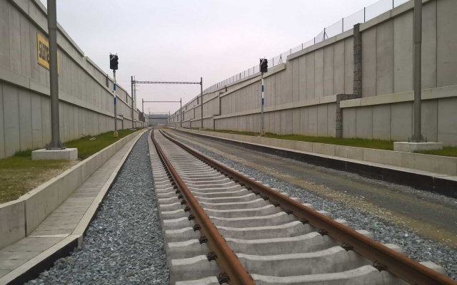Budowa wzmocnionych murów oporowych w ramach modernizacji linii kolejowej Rokycany–Pilzno