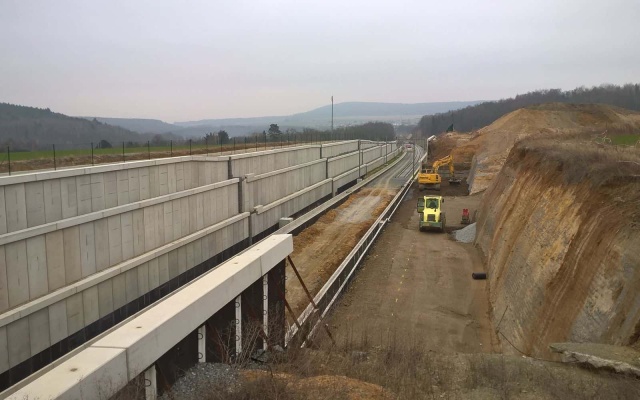 Budowa wzmocnionych murów oporowych w ramach modernizacji linii kolejowej Rokycany–Pilzno