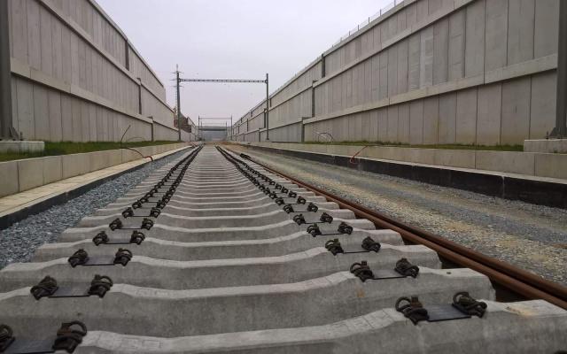 Budowa wzmocnionych murów oporowych w ramach modernizacji linii kolejowej Rokycany–Pilzno