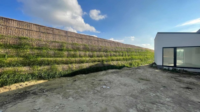 Strome zbocza wzmocnione geosyntetycznymi zbrojeniami w Stupavie‑Lintavach