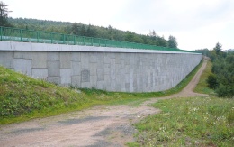 Mur oporowy z wielkoformatowych paneli na obejściu drogi I/7 Chomutov – Křimov