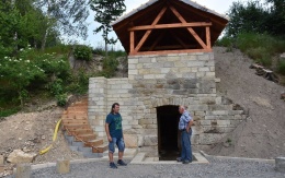 Ochrona przeciwerozyjna zbocza wokół zabytkowej piwnicy w Poříčí koło Litomyšla