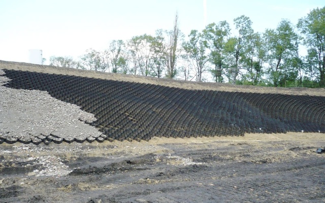 Ochrona skarp zbiornika sedymentacyjnego cukrowni w Dobrovicach za pomocą geokomórek