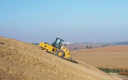 Drenażowy system i wzmocnienie warstwy rekultywacyjnej na składowisku w Pradze-Ďáblicach