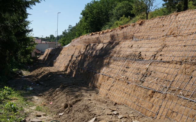 Jemnice, zbrojony nasyp pod drogą