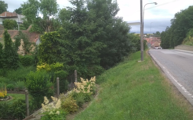 Jemnice, zbrojony nasyp pod drogą