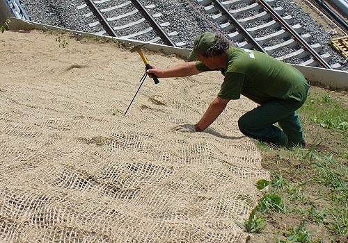 Ile skób kotwiących zastosować do kotwienia przeciwerozyjnych siatek i mat na skarpach?