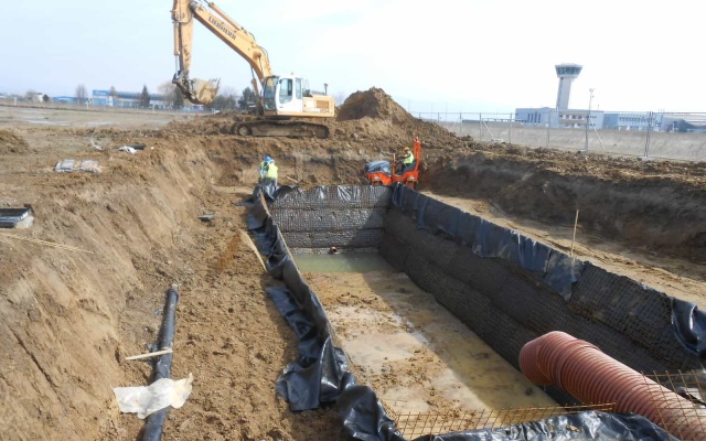 Zabezpieczenie i ochrona przeciwerozyjna zboczy zbiornika retencyjnego w parku przemysłowym w Koszycach